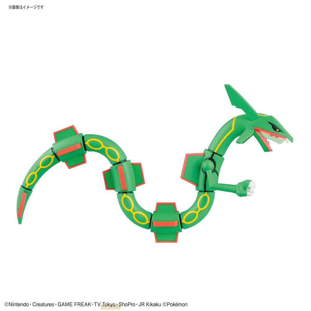 Figurine verte de Rayquaza avec des accents rouges et jaunes sur fond blanc.