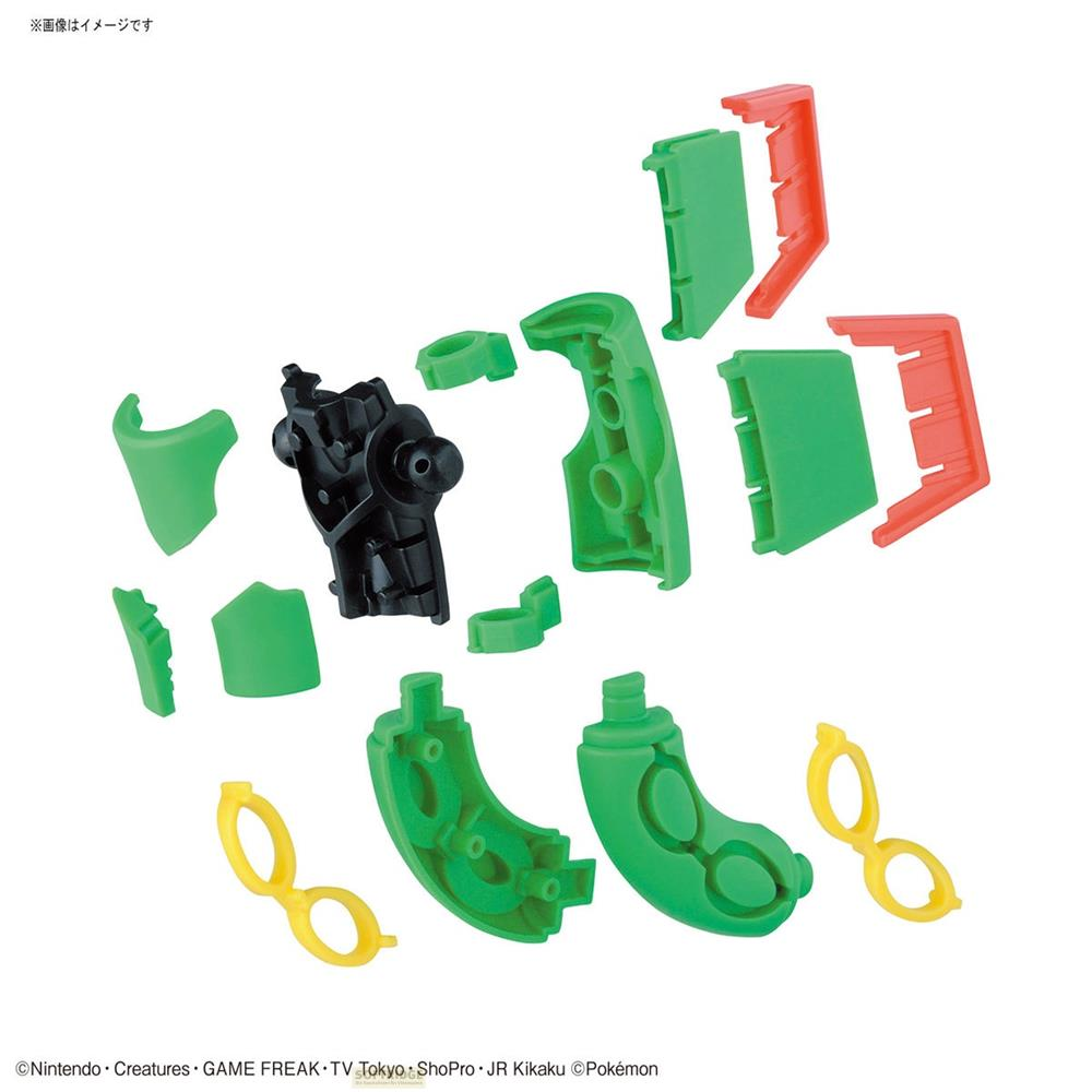 Pièces en plastique vertes, rouges et noires dispersées sur fond blanc.