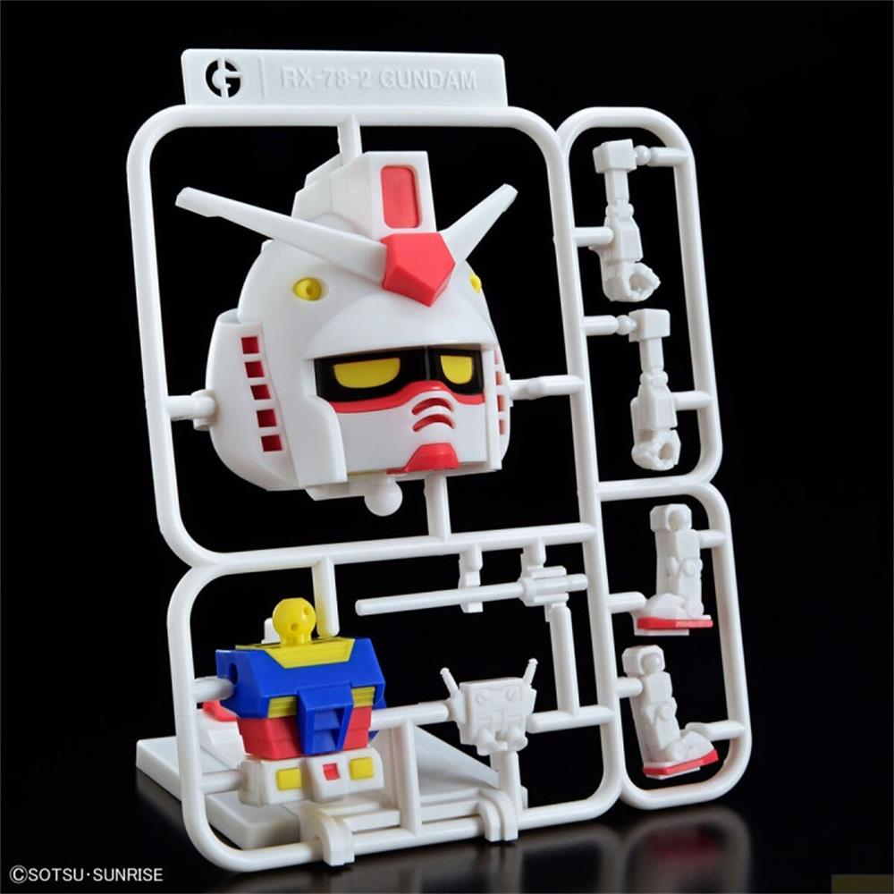 Ein Bausatz für einen Gundam-Kopf und Torso in Weiß, Rot und Gelb.
