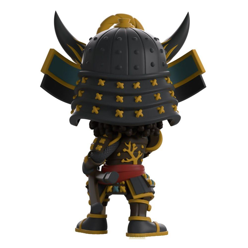 Ein Spielzeug-Samurai mit schwarzem Helm mit gelben Verzierungen, rotem Gürtel und Schwert.