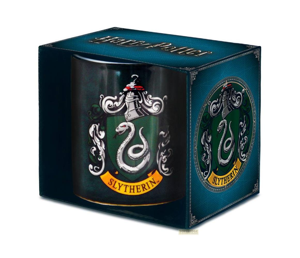 Eine grüne Tasse mit Slytherin-Wappen ist in einer blauen Harry Potter-Box.