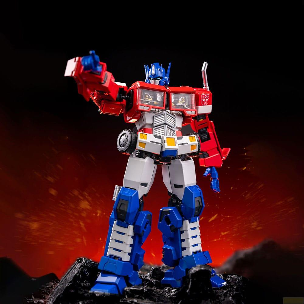 Giocattolo Optimus Prime rosso, bianco e blu su rocce con sfondo arancione.