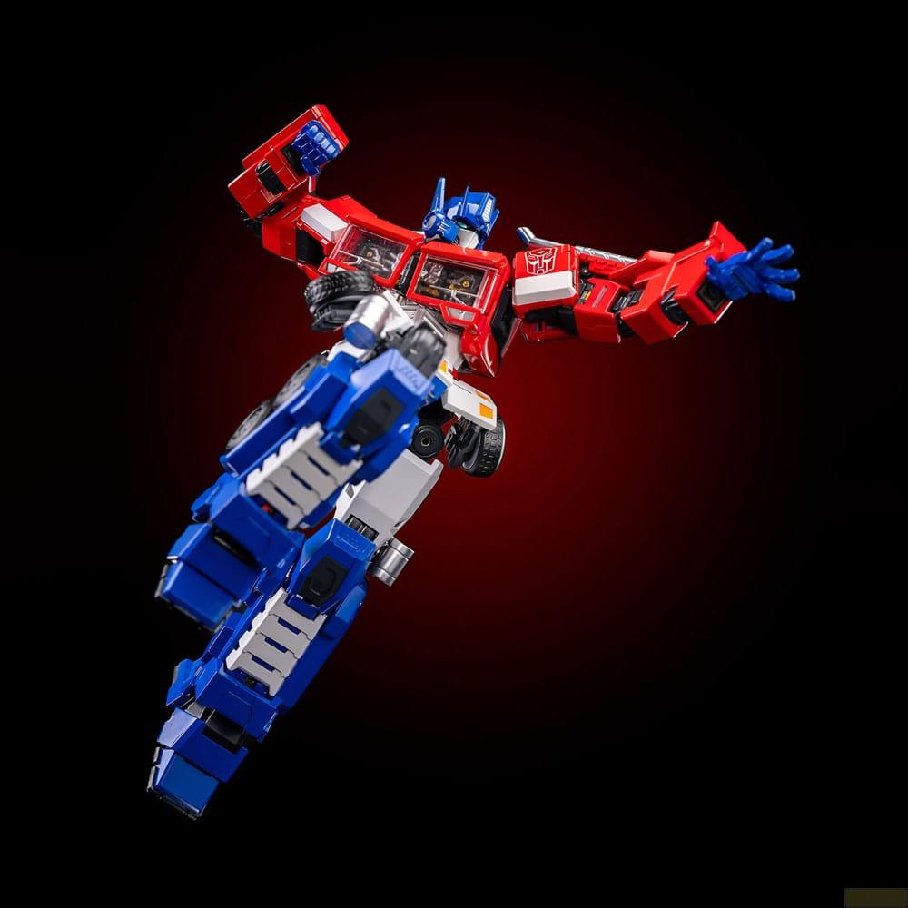 Un robot rosso e blu con ruote in posa di salto.