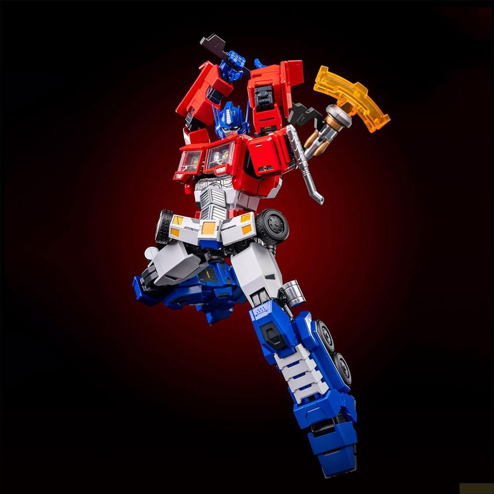 Un giocattolo Transformer rosso, bianco e blu in posa dinamica con attrezzi.