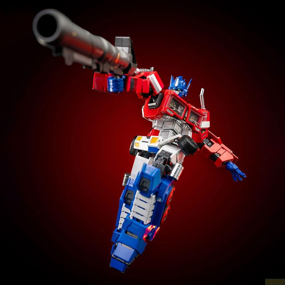 Optimus Prime con un fucile, su sfondo rosso.