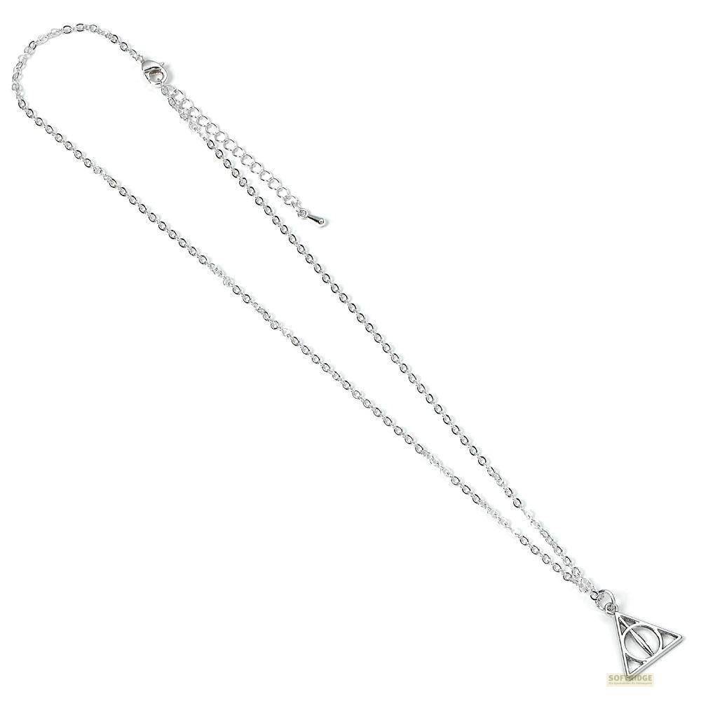 Un collar de plata con un colgante triangular con el símbolo de las Reliquias de la Muerte.