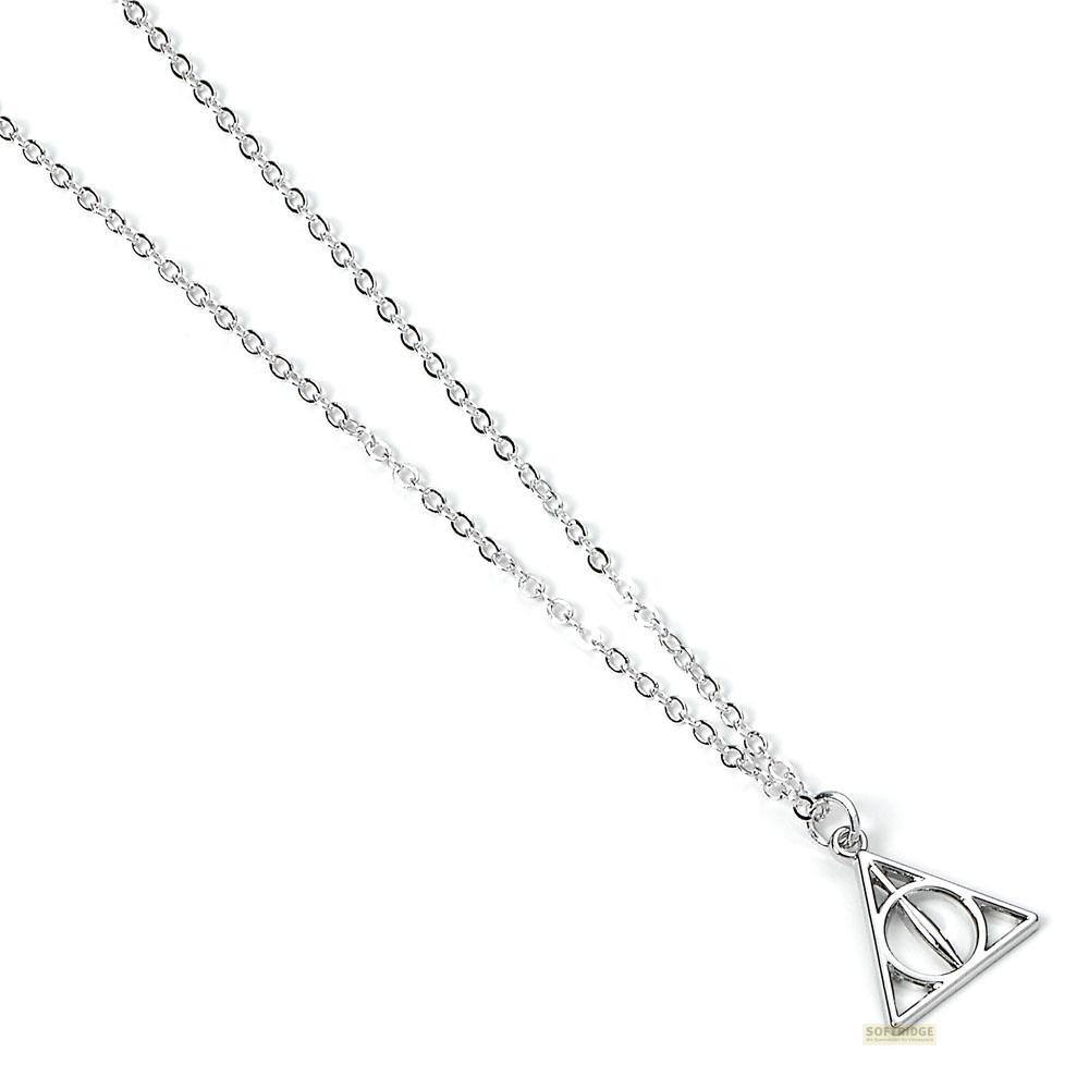 Un collar plateado con un colgante triangular que muestra el símbolo de las Reliquias de la Muerte.