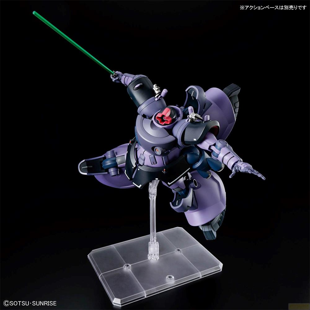 Un robot violet tenant un sabre laser vert, posé dynamiquement sur un support transparent.