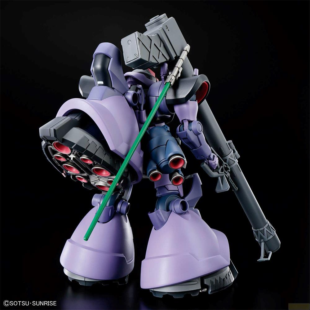Robot violet avec perche verte, fusil sombre et lance-roquettes.
