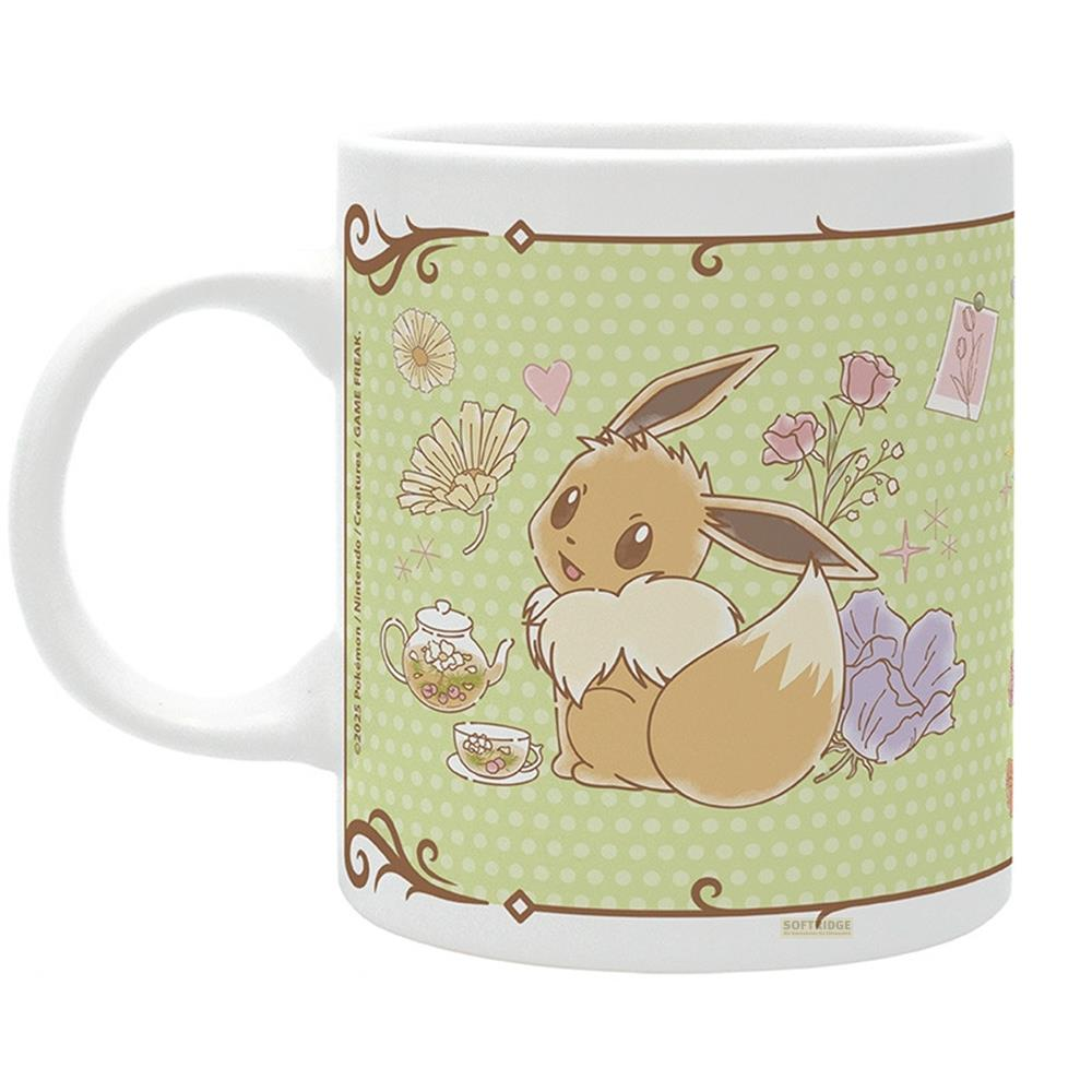 Taza con Eevee y flores sobre fondo verde claro.