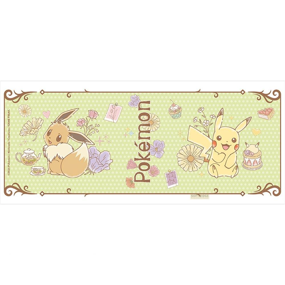 Pikachu y Eevee con tetera, cupcakes y flores sobre fondo verde.