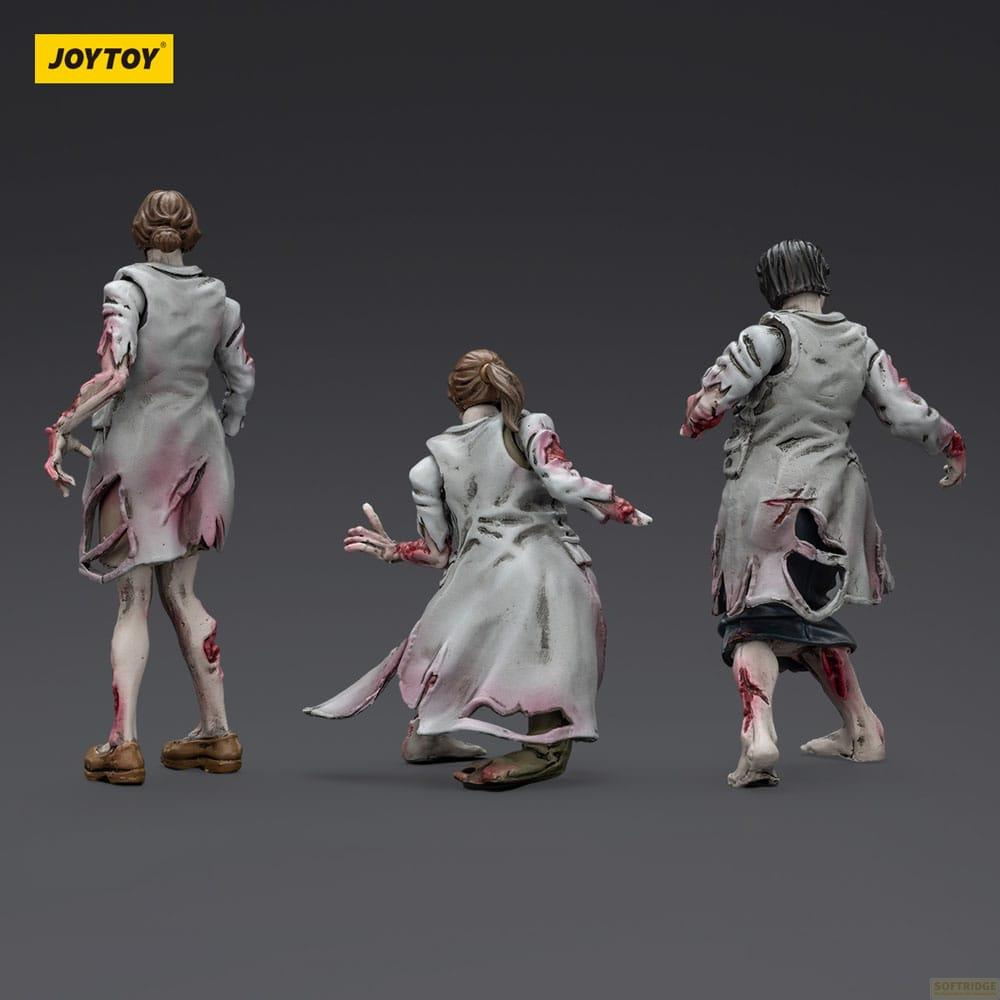 Tre action figure di infermiere in camici bianchi strappati su sfondo grigio.