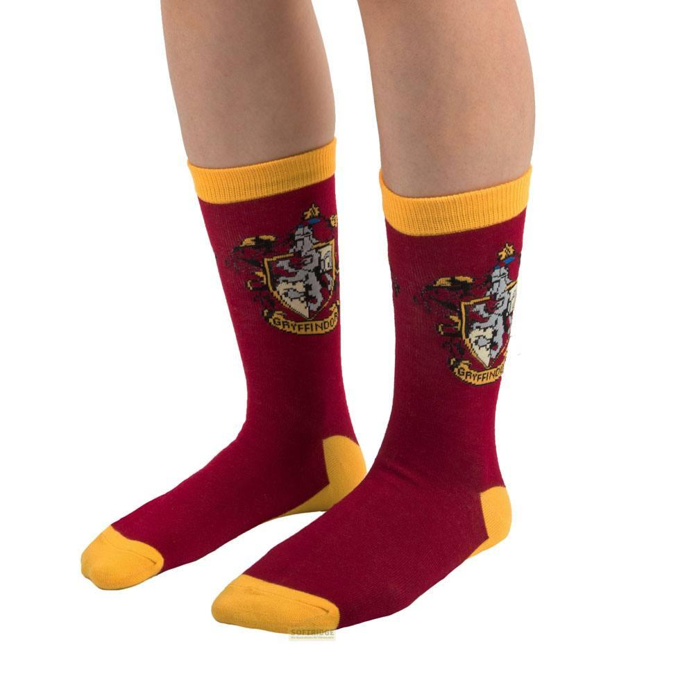 Rote Socken mit gelben Spitzen und dem Gryffindor-Wappen.