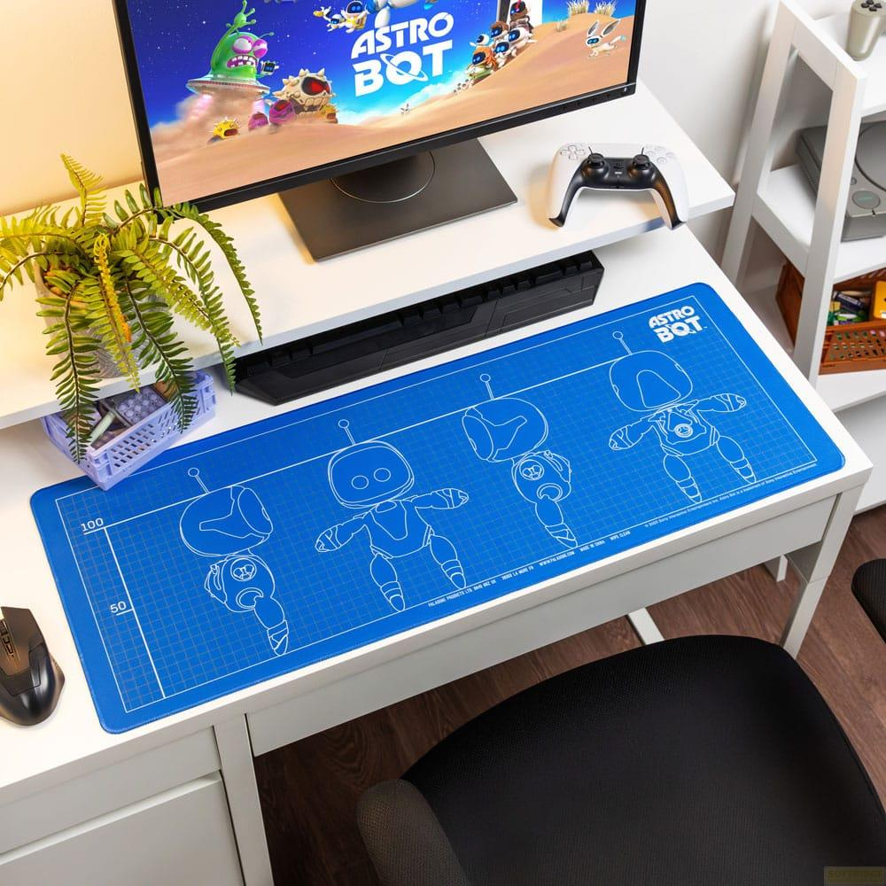 Schreibtisch mit Computer, Tastatur, Maus und Astro Bot Matte. Spiel auf Monitor.