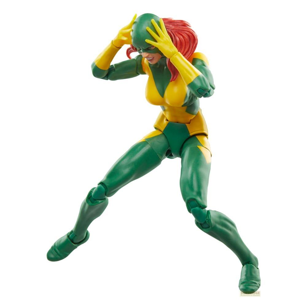 Figura de acción de mujer pelirroja con traje verde y amarillo, manos en la cabeza.
