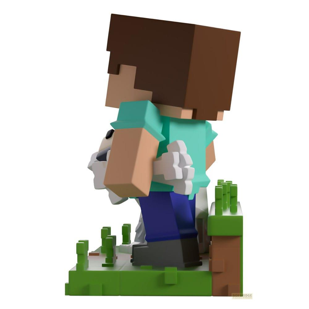 Minecraft Steve Figur mit Schwein und Grasblöcken auf weißem Hintergrund.