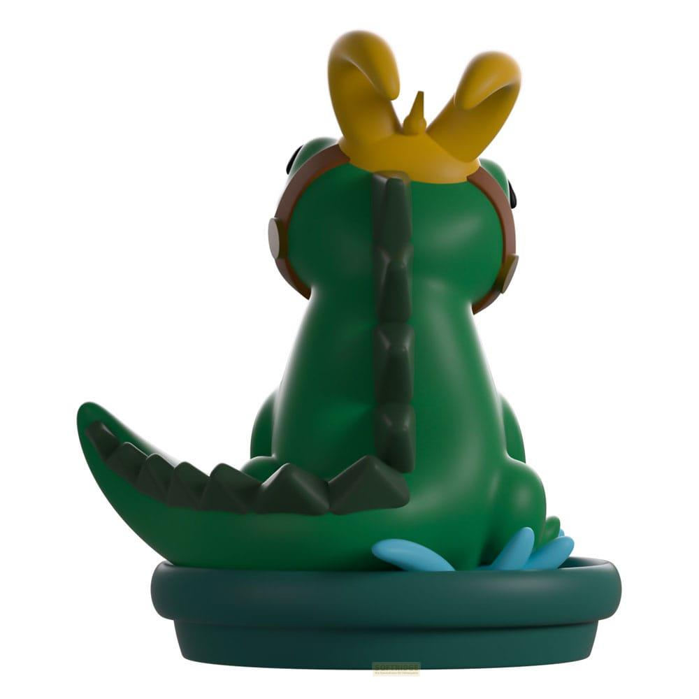 Grüne Figur mit goldenem Helm und braunem Halsband auf einem grünen Podest.