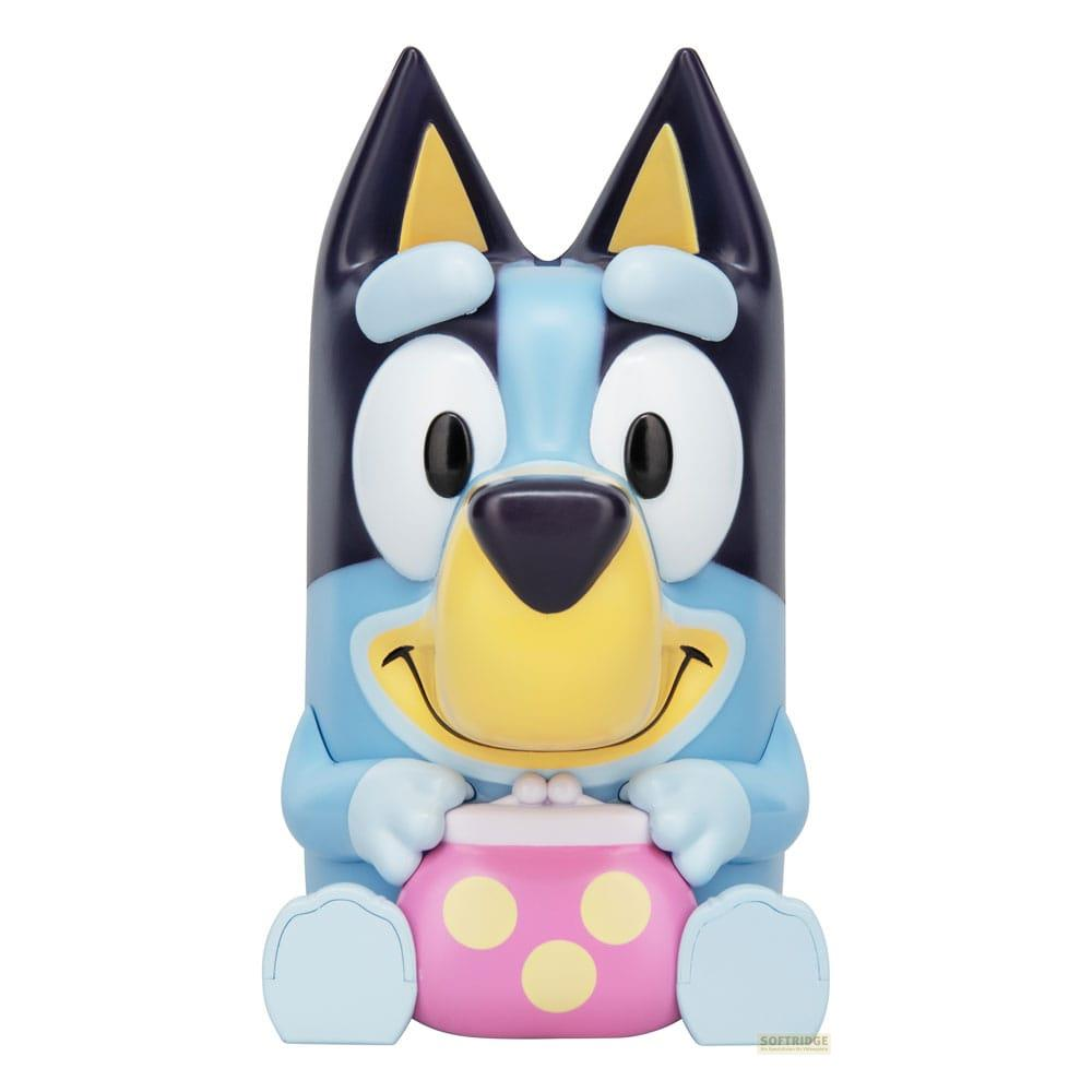 Eine Bluey-Figur hält eine rosafarbene Geldbörse mit gelben Punkten.