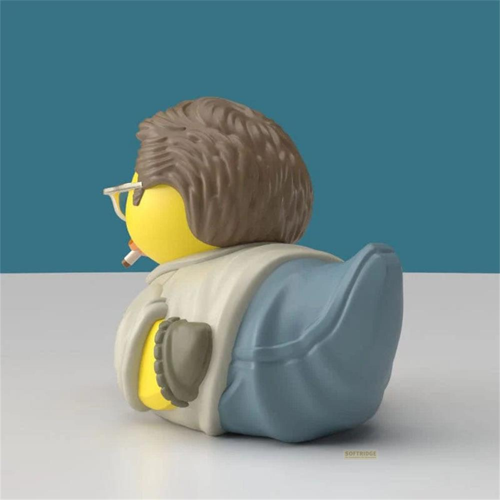 Gelbe Gummiente mit braunem Haar, Brille, rauchend, vor blauem Hintergrund.