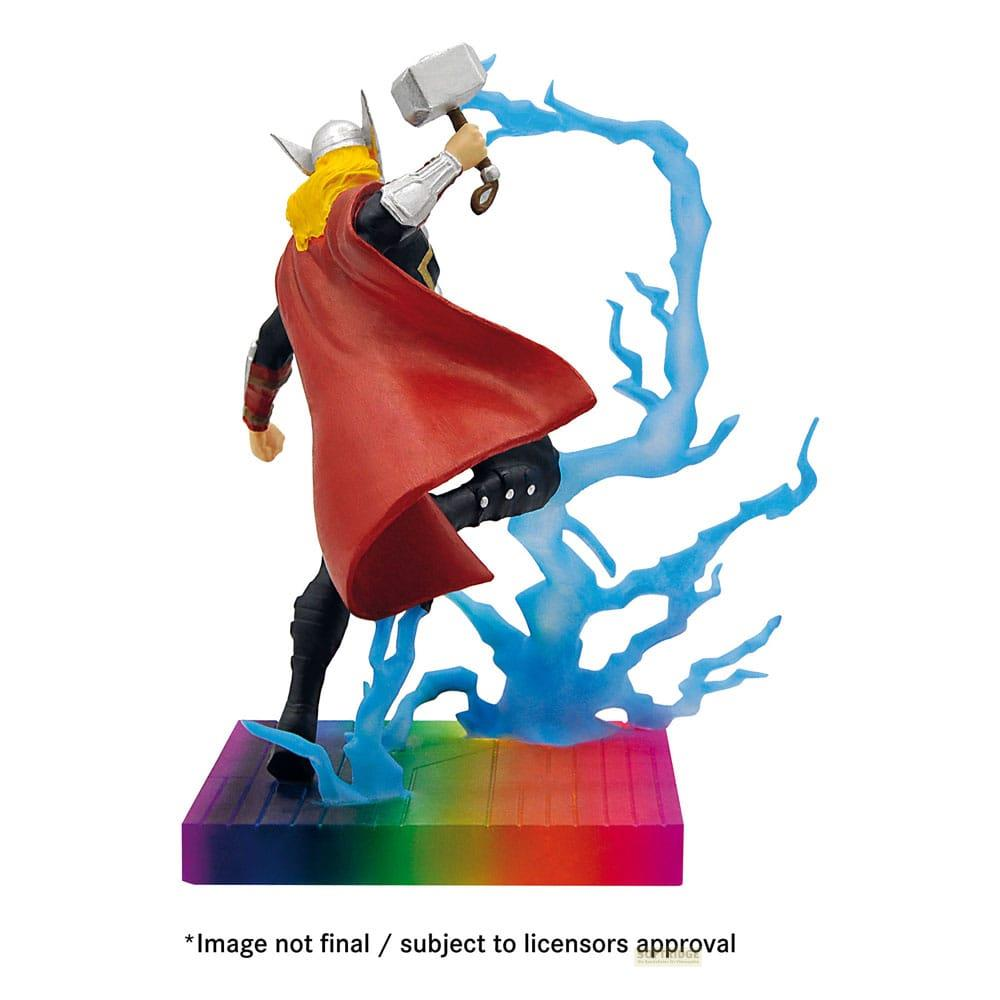 Figura de Thor con martillo, capa roja y efectos de energía azul sobre base colorida.