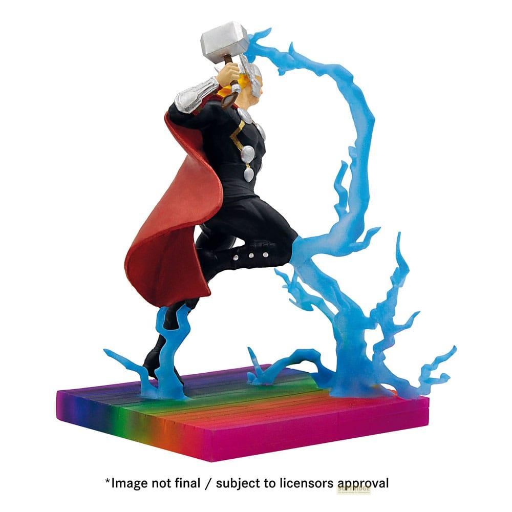 Figura de Thor con martillo y rayos azules sobre una base colorida.