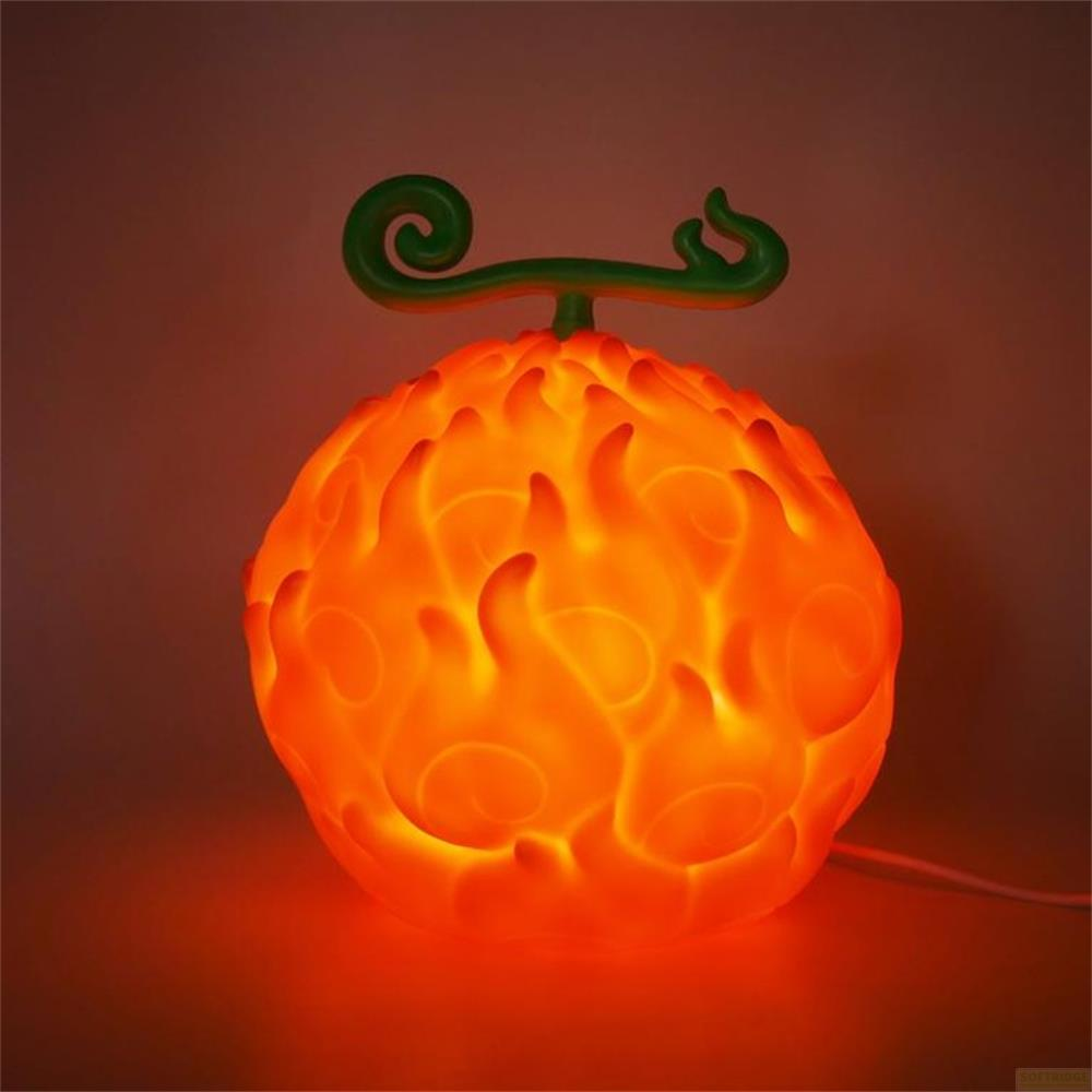 Eine orangefarbene Lampe in Form einer Flammenfrucht mit grünem Stiel.