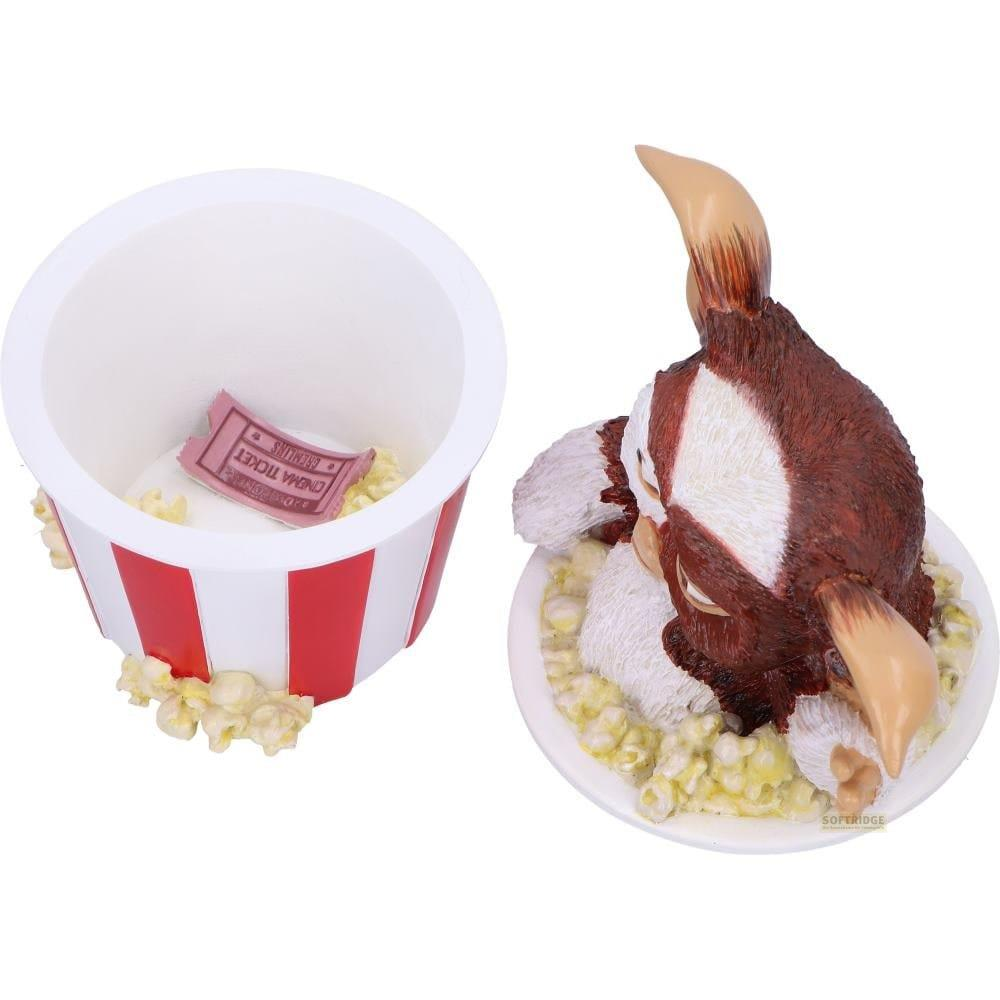 Gremlin-Figur mit Popcorn und Kinokarte in einem rot-weißen Eimer.