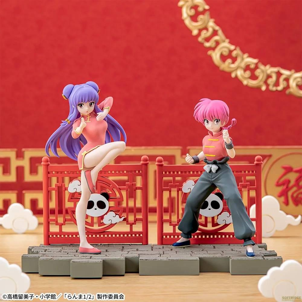 Zwei Anime-Figuren in traditionellen chinesischen Outfits stehen auf einer Steinplattform mit roten Zäunen.