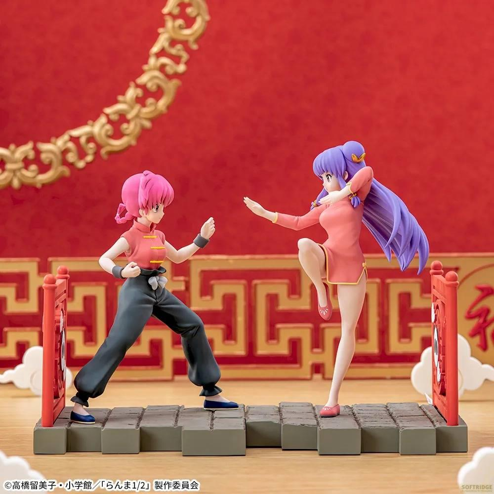 Zwei Anime-Figuren in Kampfposen vor rotem Hintergrund mit goldenen Ornamenten.