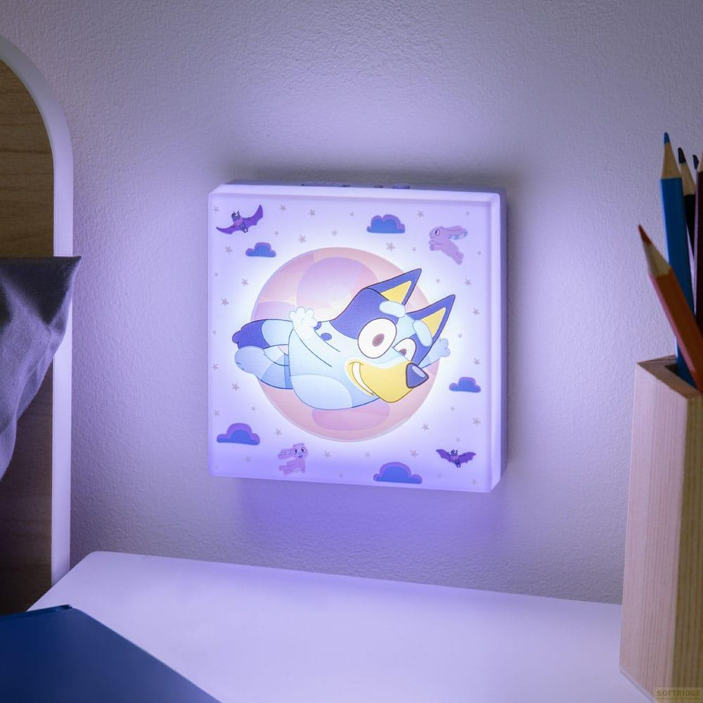 Ilustracja nocnego światła przedstawiająca Bluey'ego lecącego przed księżycem i chmurami.