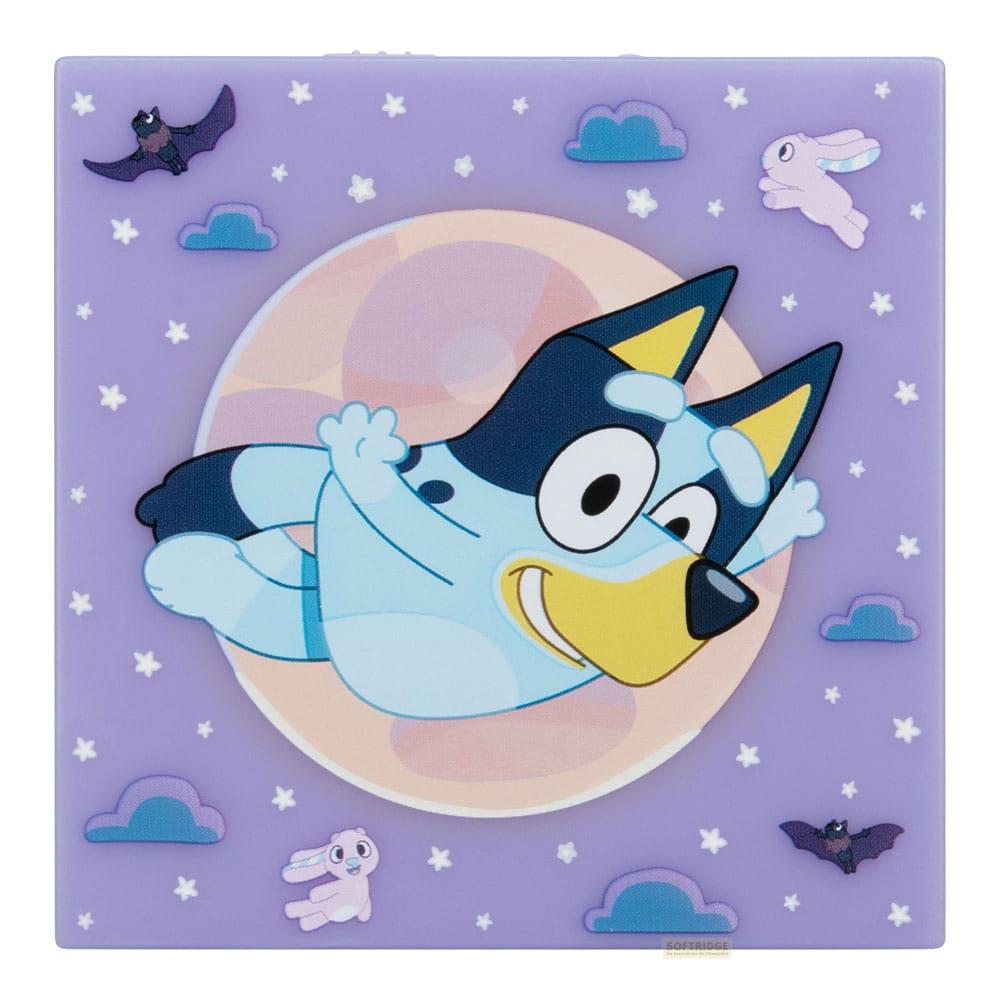 Bluey leci na księżycu na fioletowym tle z chmurami, gwiazdami i nietoperzami.