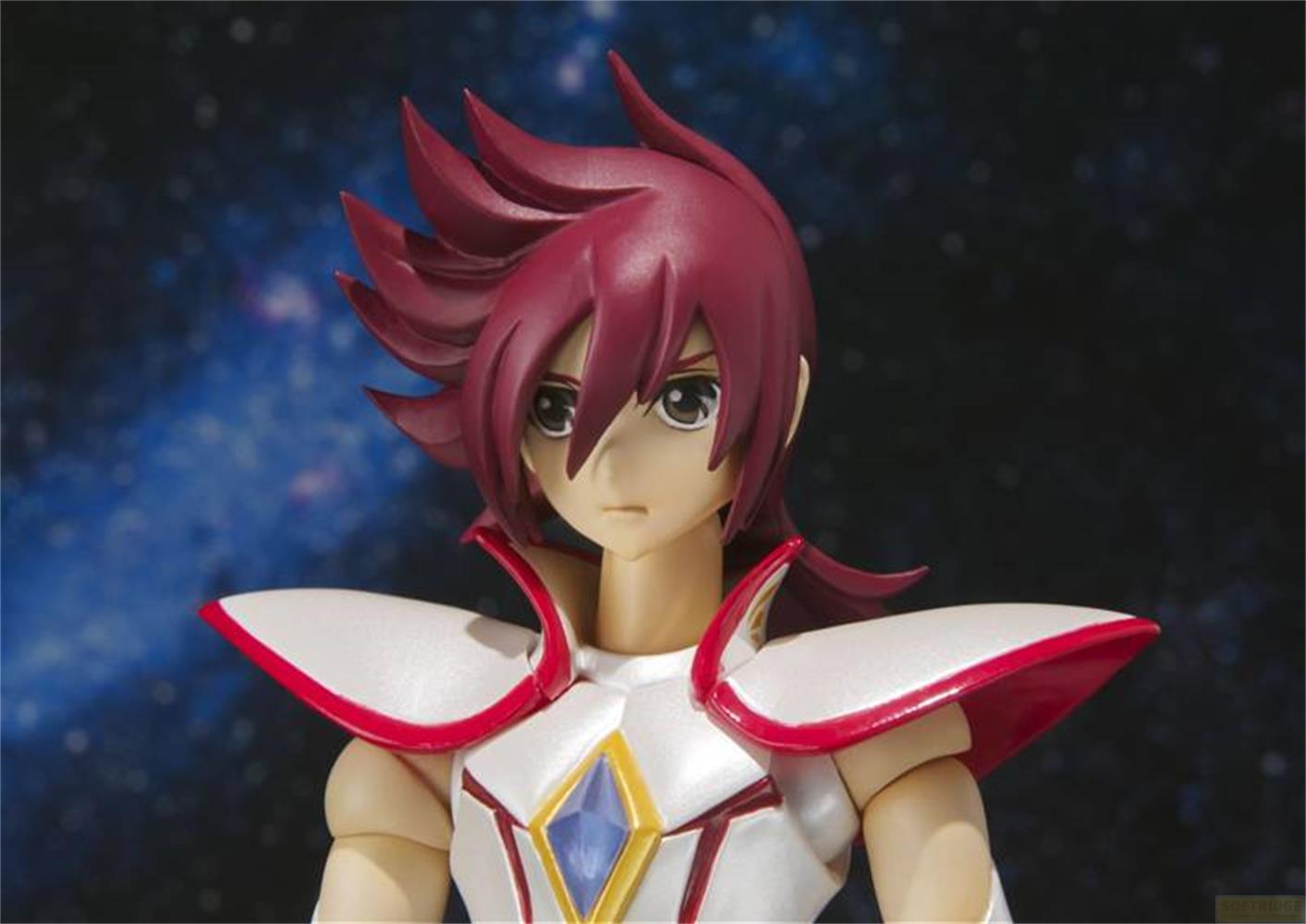 Action figure con capelli rossi e armatura bianco-rossa su sfondo stellato.