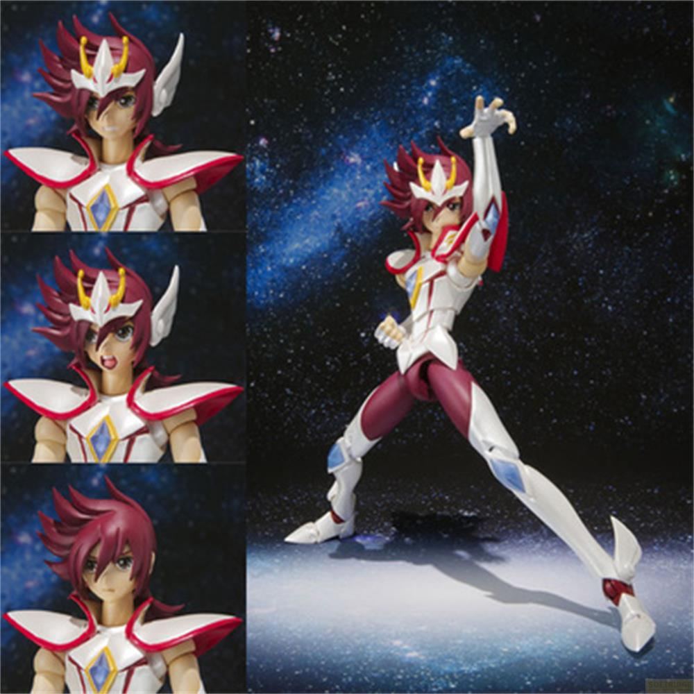 Action figure in armatura bianca e rossa davanti a cielo stellato.