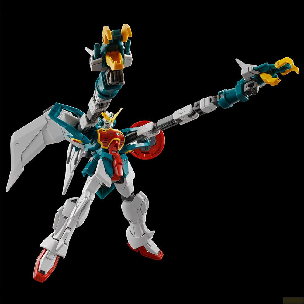 Un robot blanc, turquoise et rouge avec des bras à griffes jaunes.