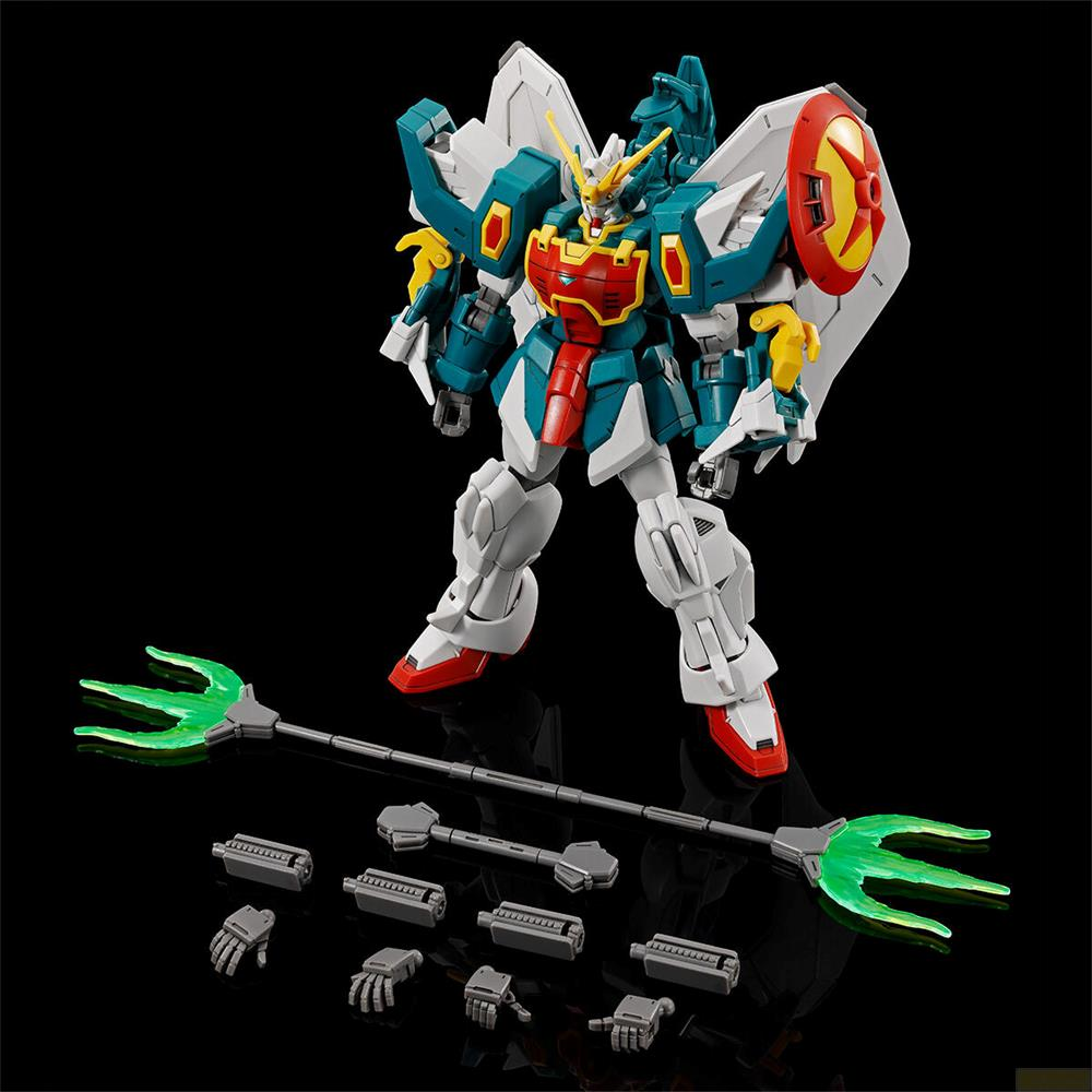 Un jouet robot blanc, turquoise et rouge se tient avec une arme trident verte et des pièces détachées.