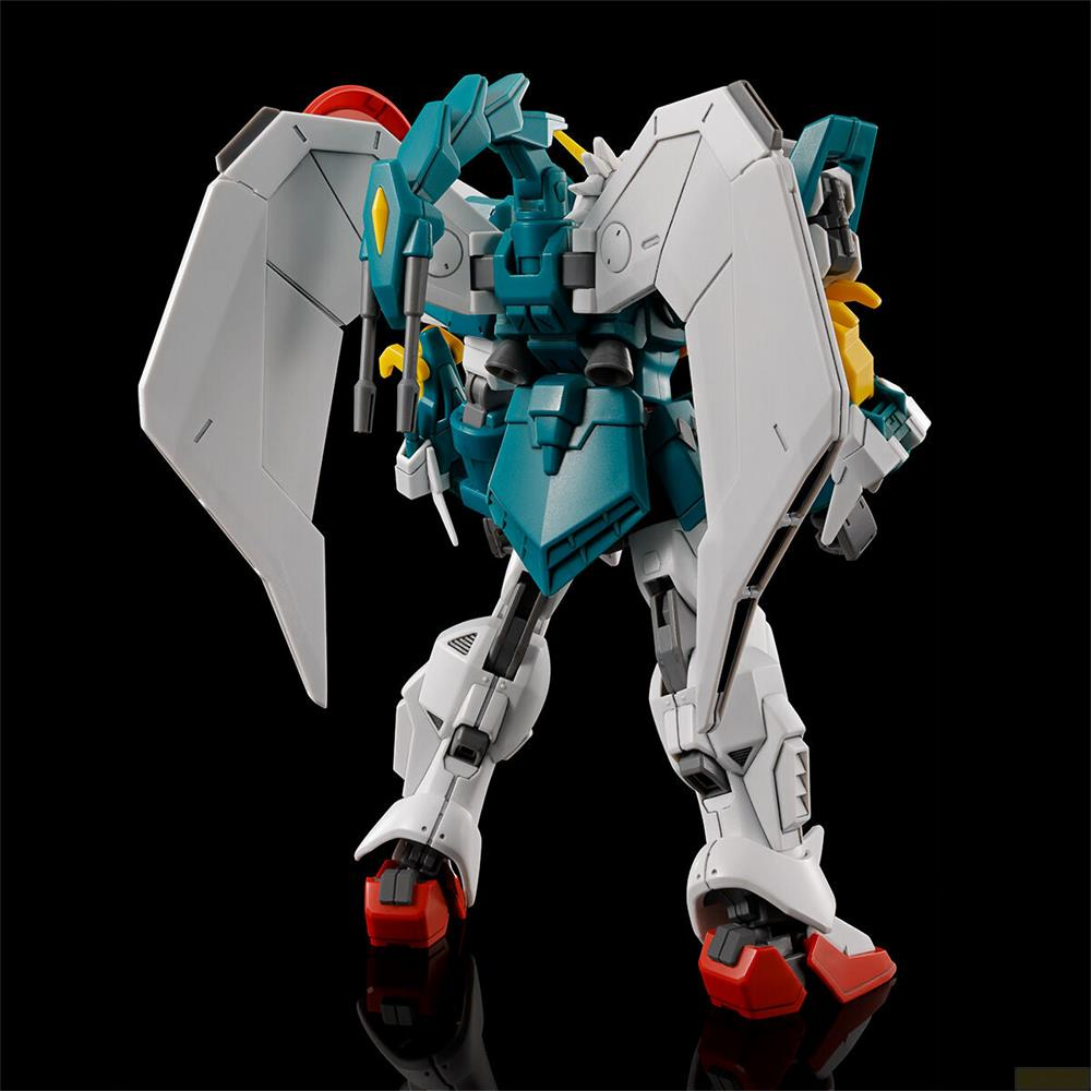 Un robot blanc et bleu sarcelle avec des ailes et des pieds rouges se tient.