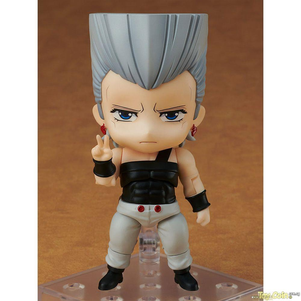 Figura anime con capelli grigi e occhi blu, indossa un gilet nero e pantaloni chiari.