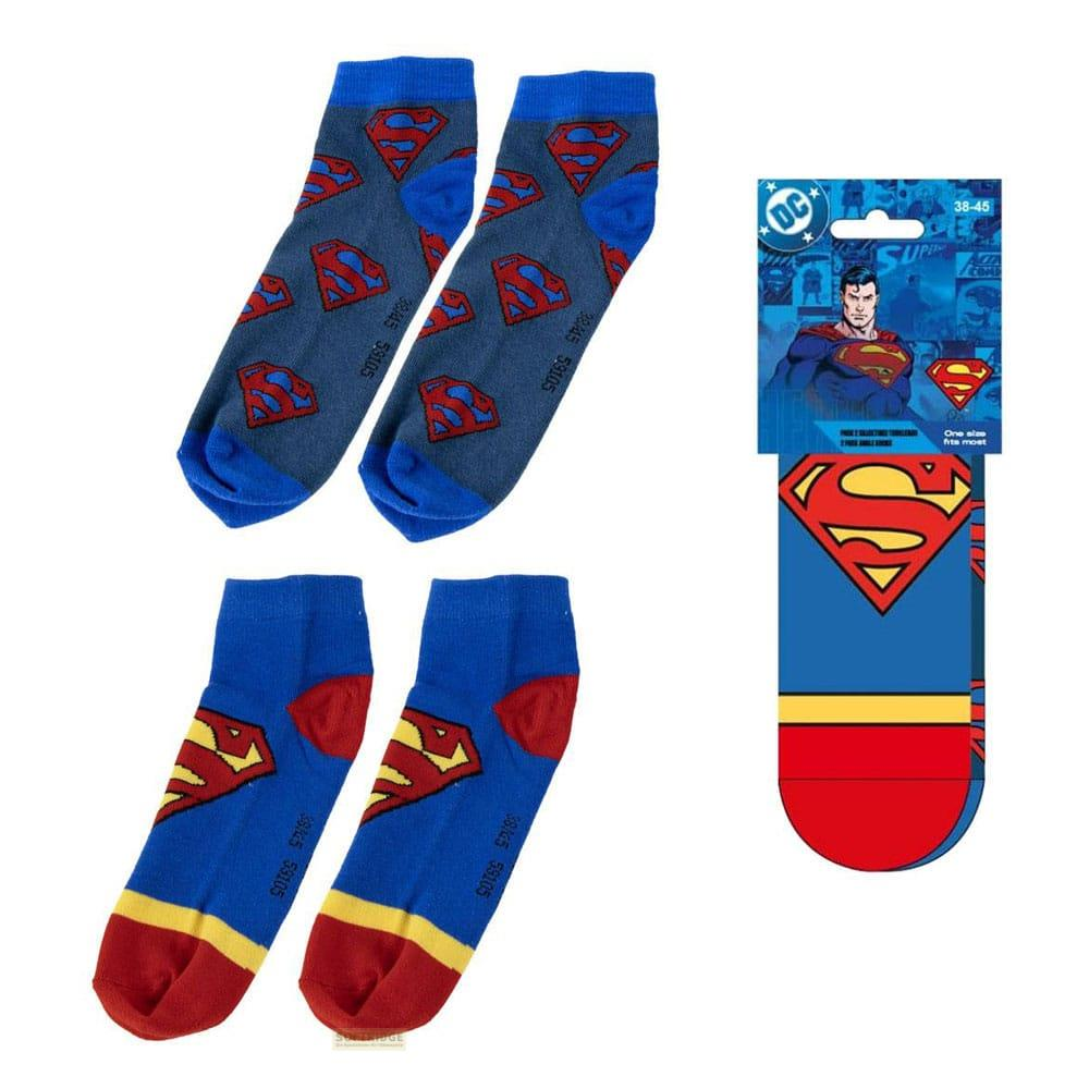 Vier Paar Superman-Socken: zwei mit blauem Hintergrund, zwei mit roten Zehen.