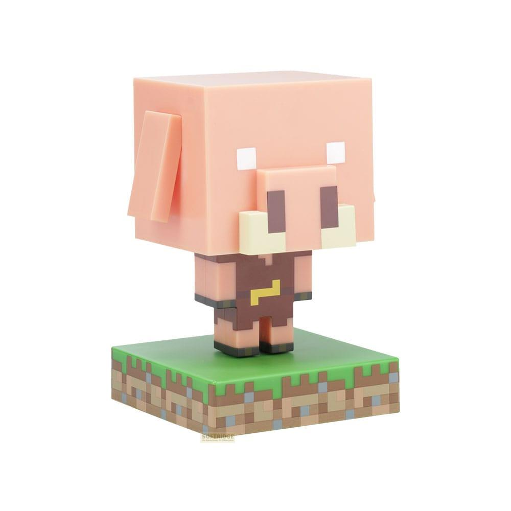 Postać świni z Minecraft na zielonej podstawie z trawą i brązową ziemią.