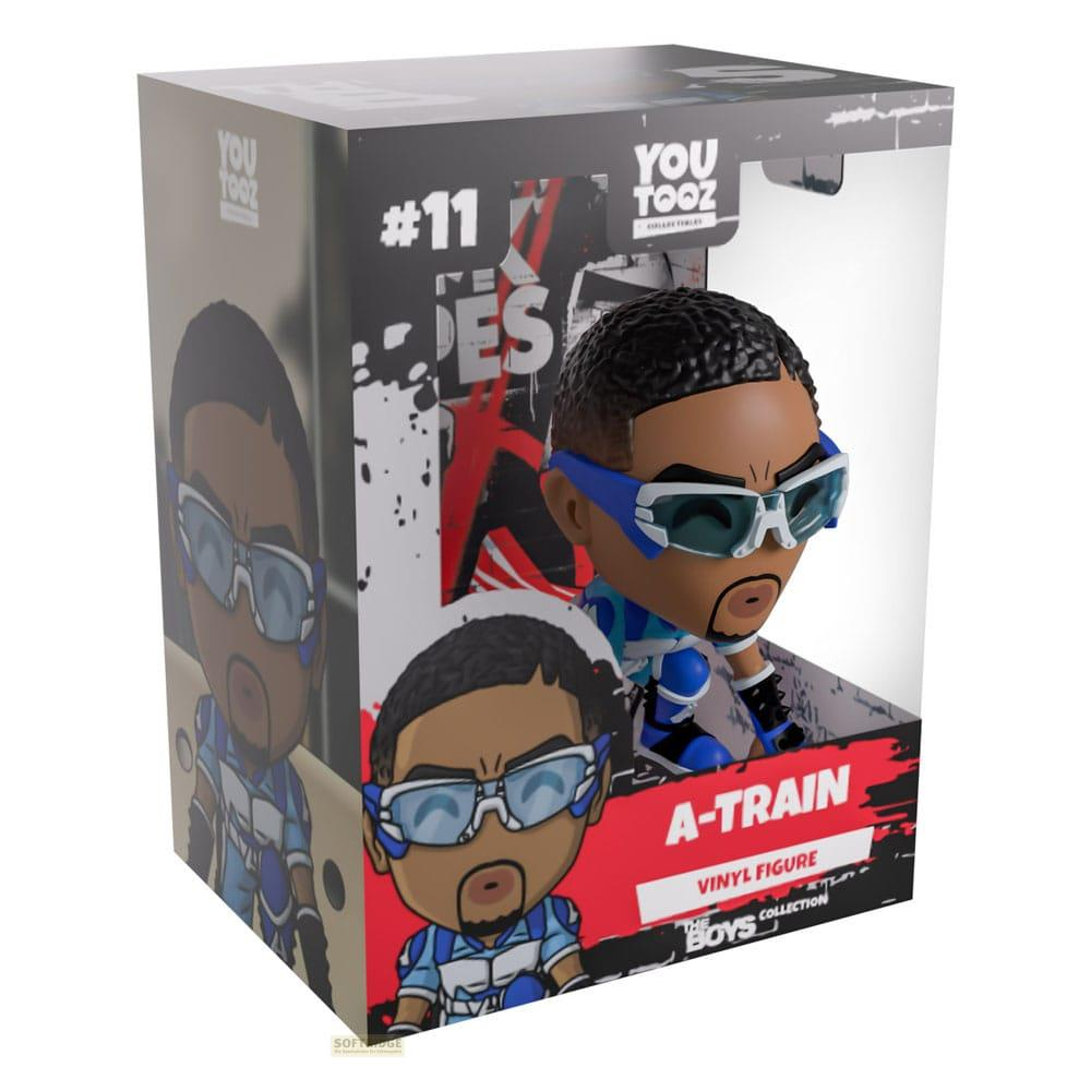 Eine A-Train Vinyl Figur im Karton mit Comic-Design und blauen Schutzbrillen.