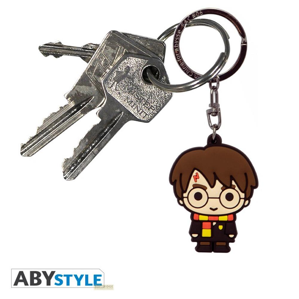 Un llavero con un amuleto de Harry Potter y tres llaves.