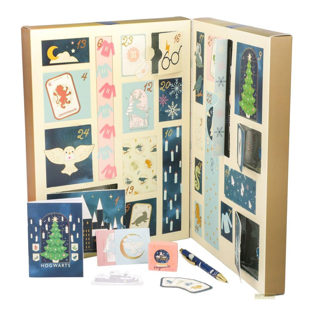 Un calendario de adviento abierto de Harry Potter con puertas numeradas y artículos de papelería temáticos.