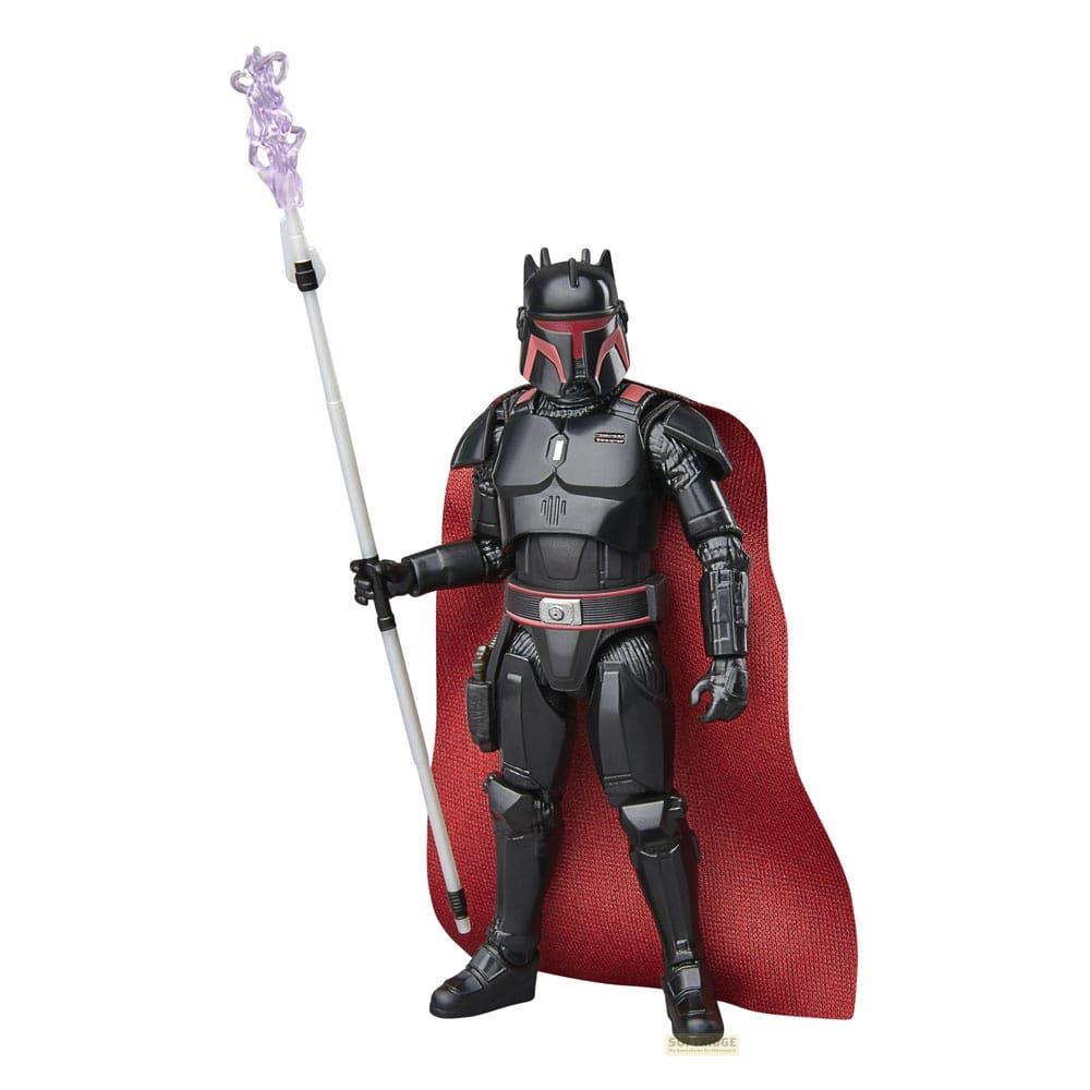 Figura de acción negra con capa roja y bastón, sosteniéndolo.