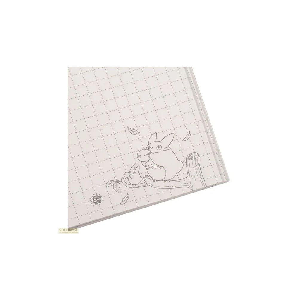 Totoro und ein kleiner Begleiter sitzen auf einem Ast mit Blättern.