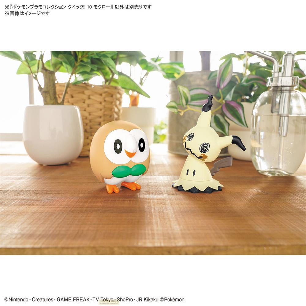 Deux figurines Pokémon, Rowlet et Mimikyu, sur une table en bois.