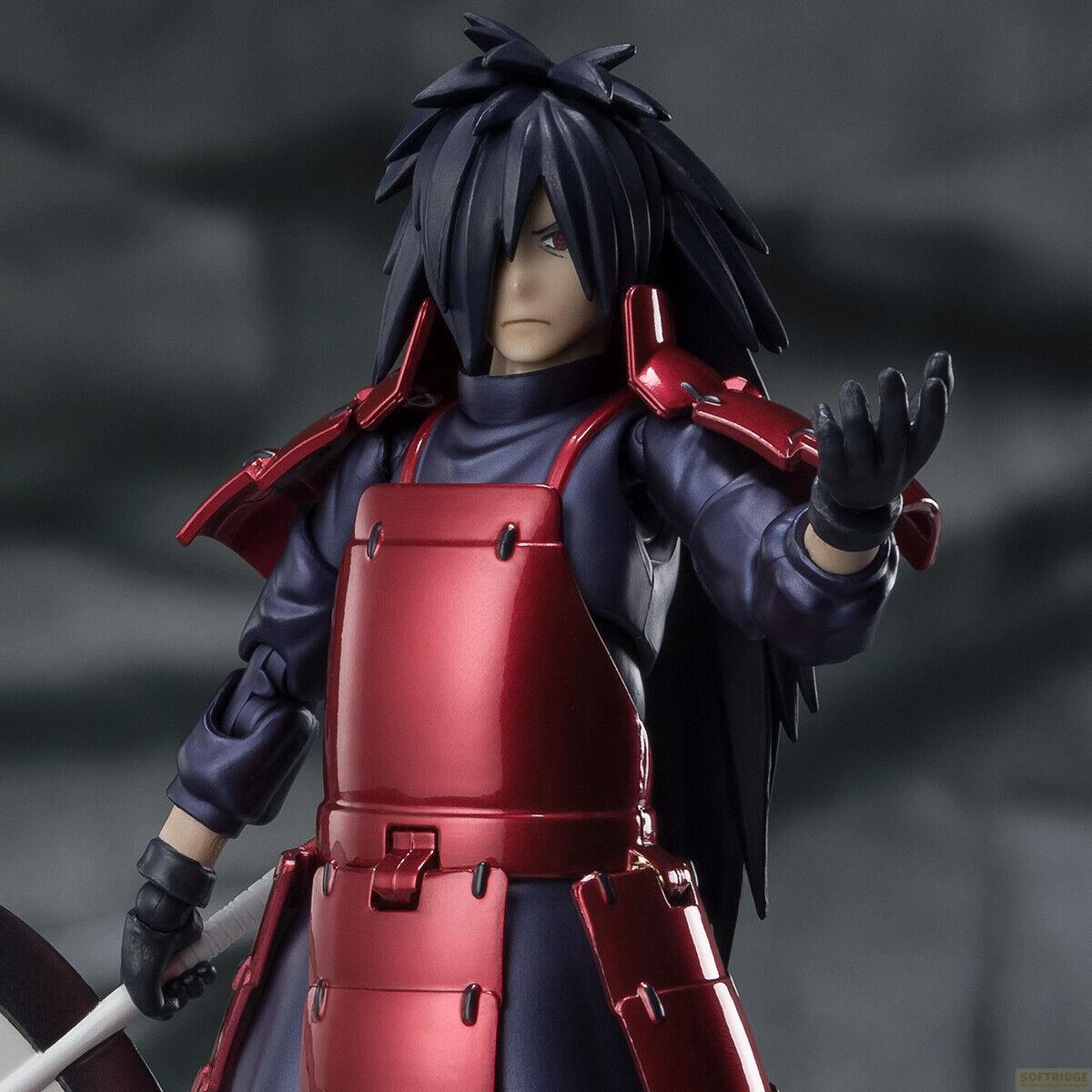 Action figure di Madara Uchiha in armatura rossa, capelli neri, che impugna una spada.