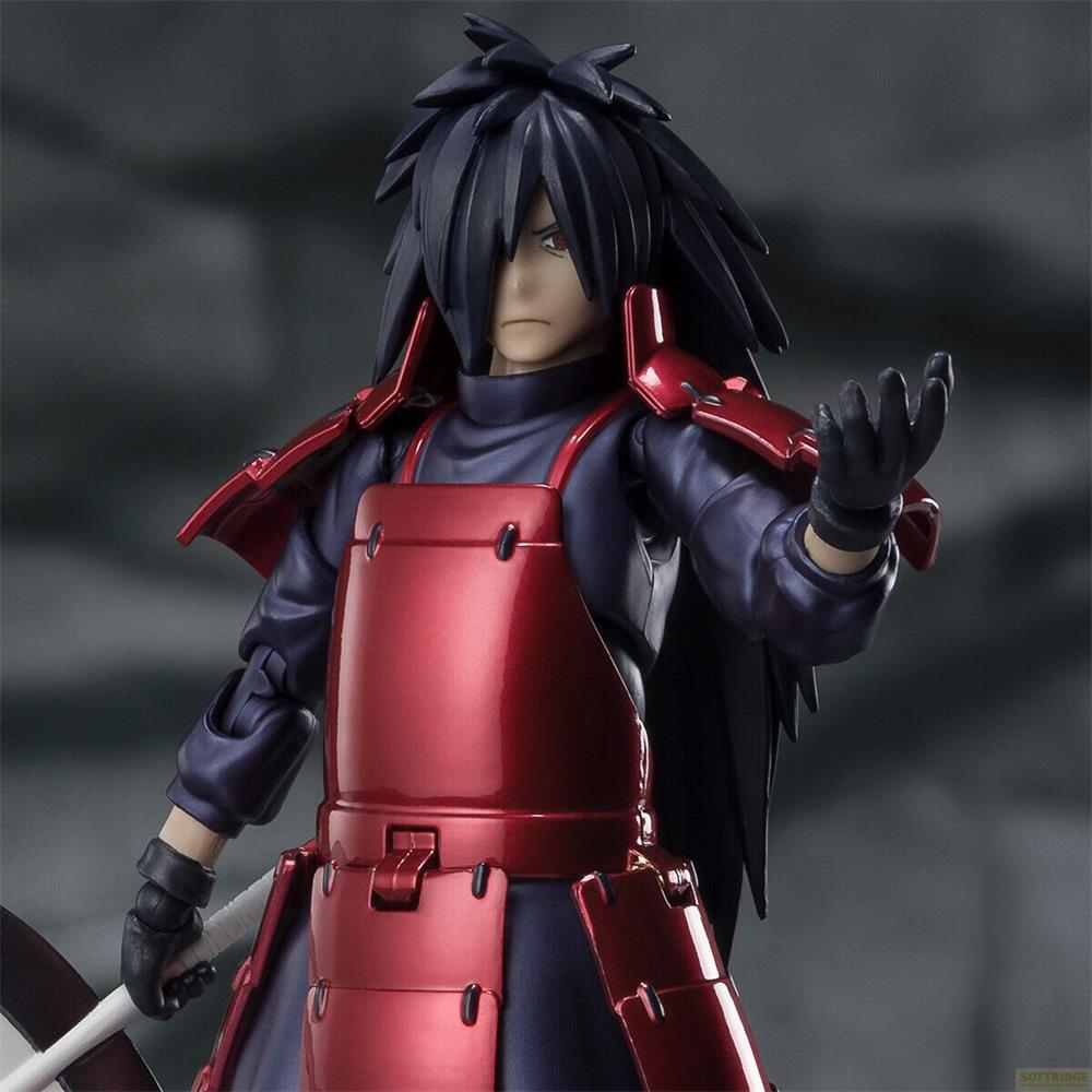 Statua di Madara Uchiha in armatura con capelli scuri e mano alzata.