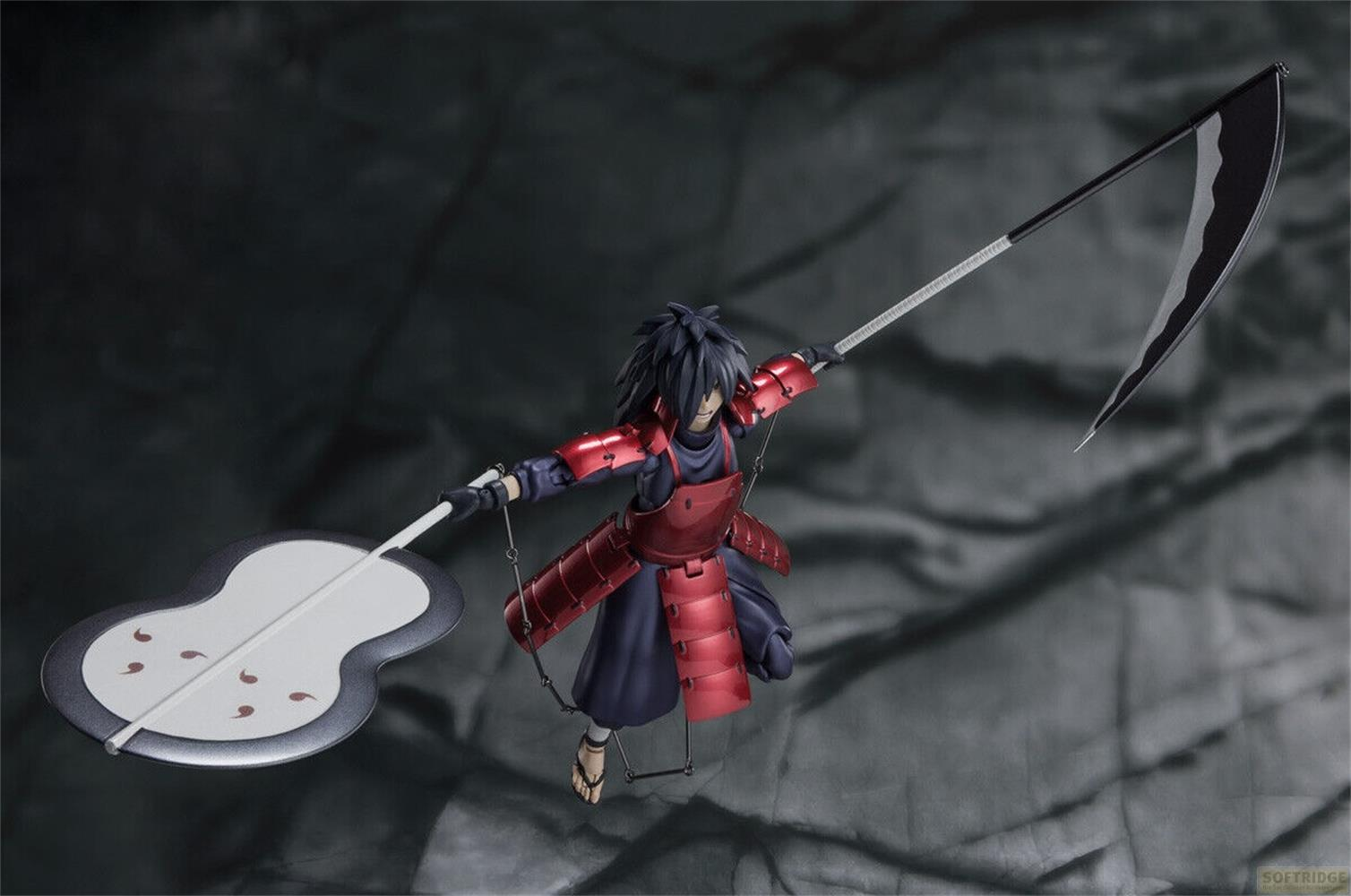 Figura di Madara Uchiha in armatura con falce e arma a scudo.