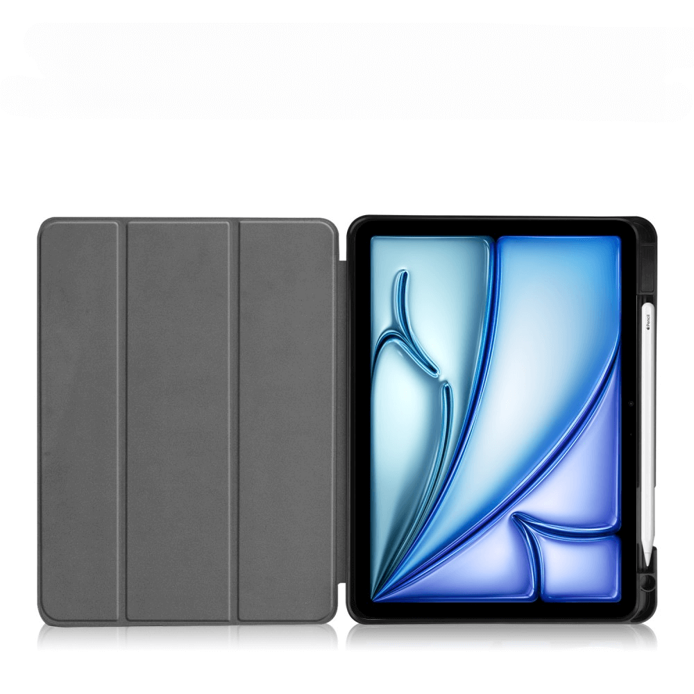 Une tablette grise avec couverture protectrice ouverte, un stylet à côté.