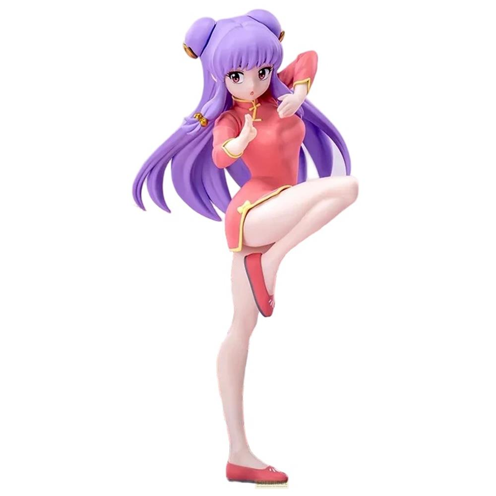 Anime-Figur mit lila Haaren in einem roten Kleid mit gelben Akzenten, in Kampfpose.